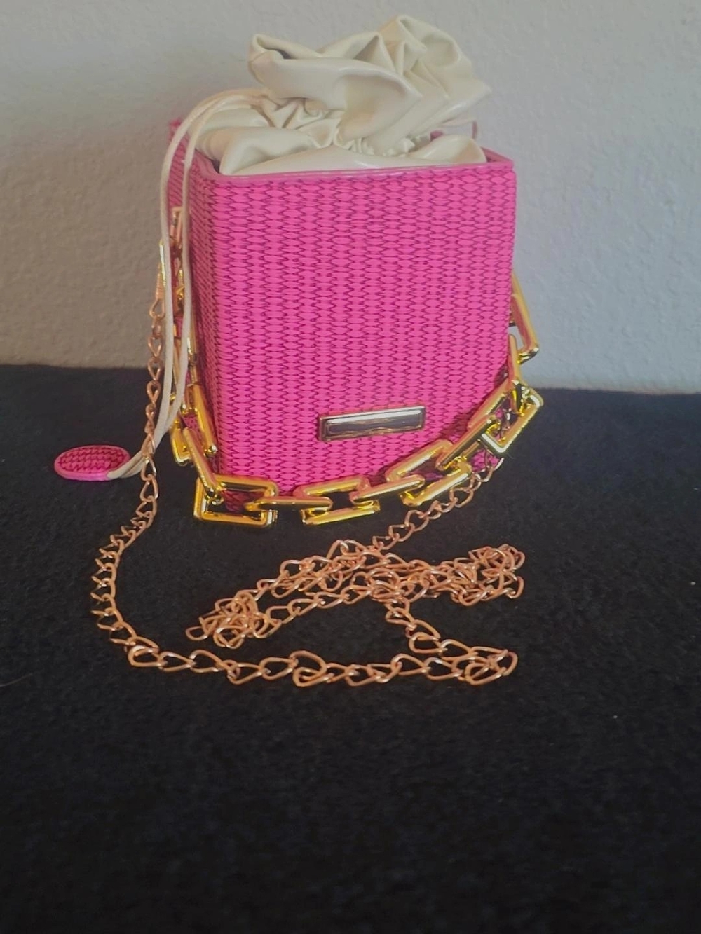 Pink Straw-Textured Drawstring Crossbody Bag with Gold Chain